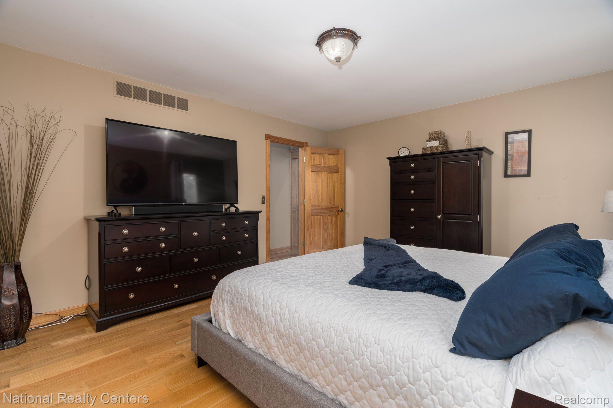 2814 Grouse Lane Rochester, MI 48306 - Photo 22 of 52 Plenty of space in primary