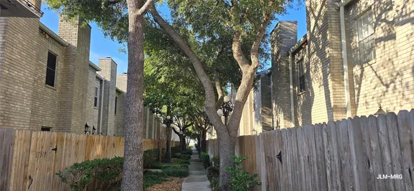 $1,600 | 17471 Red Oak Drive, Unit 17471, Houston, TX 77090