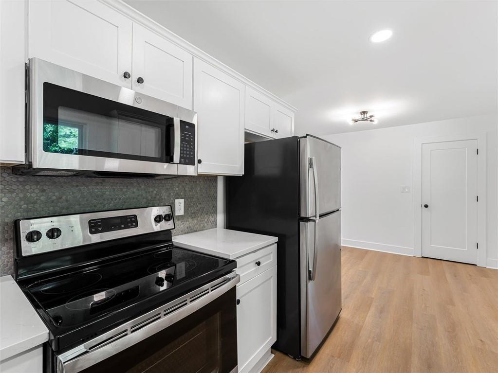 454 Oak Drive Southeast Atlanta, GA 30354 - Photo 12 of 29 a kitchen with a stove microwave and refrigerator
