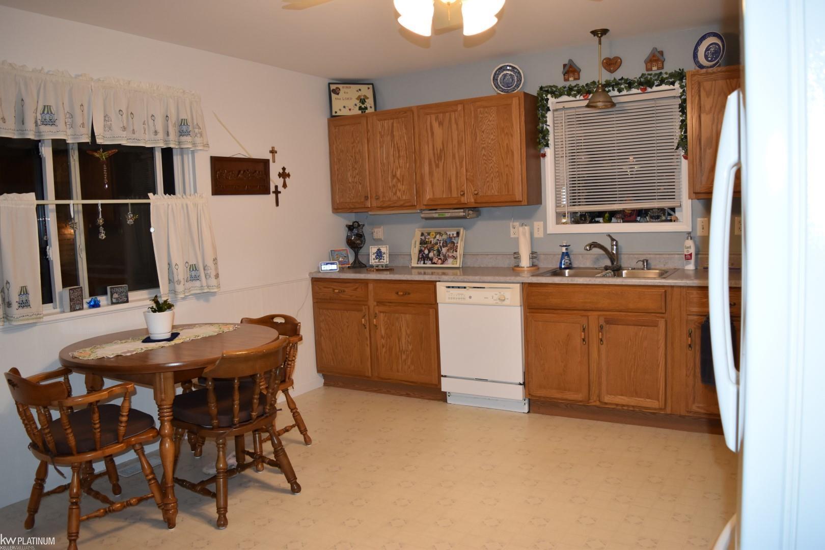 3952 Parker Road Fort Gratiot, MI 48059 - Photo 15 of 31 Eat-in Kitchen