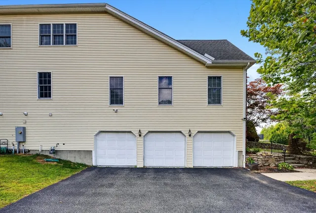 a view of a house with yard and a garage