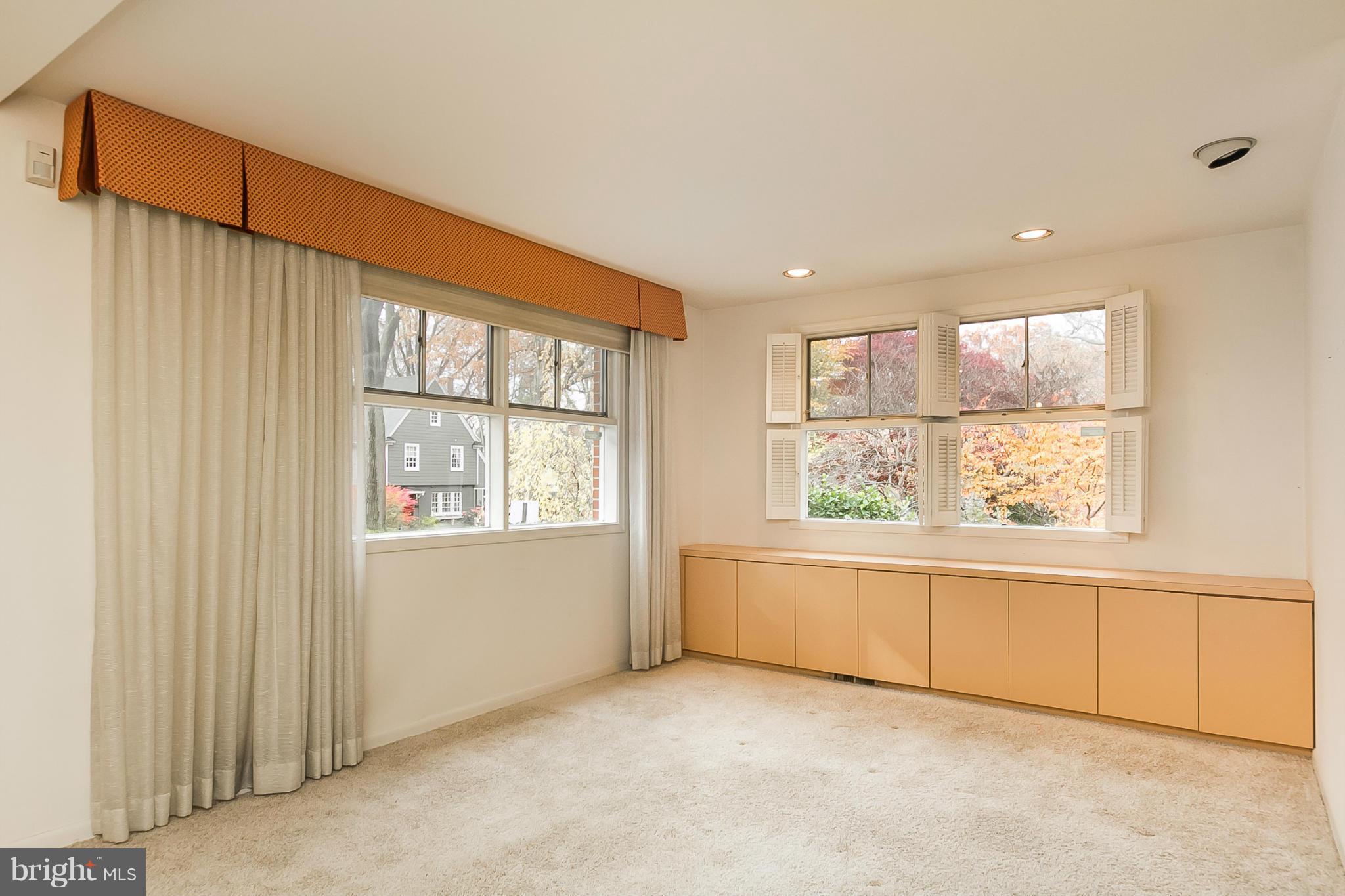 2216 Arden Road Baltimore, MD 21209 - Photo 4 of 28 Living Room
