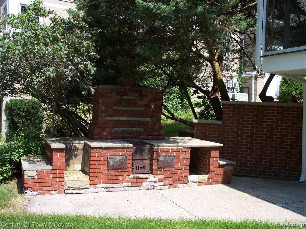 6051 Middle Lake Road Clarkston, MI 48346 - Photo 17 of 24 Brick Grilling Area