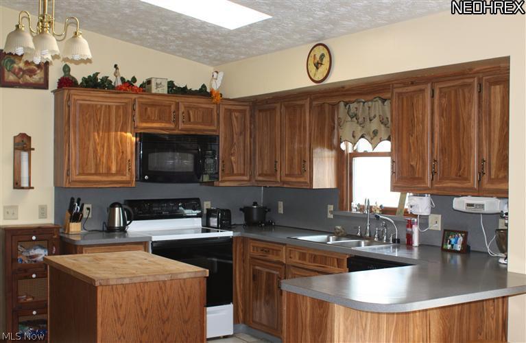9119 Yale Road Diamond, OH 44412 - Photo 7 of 25 Large Kitchen