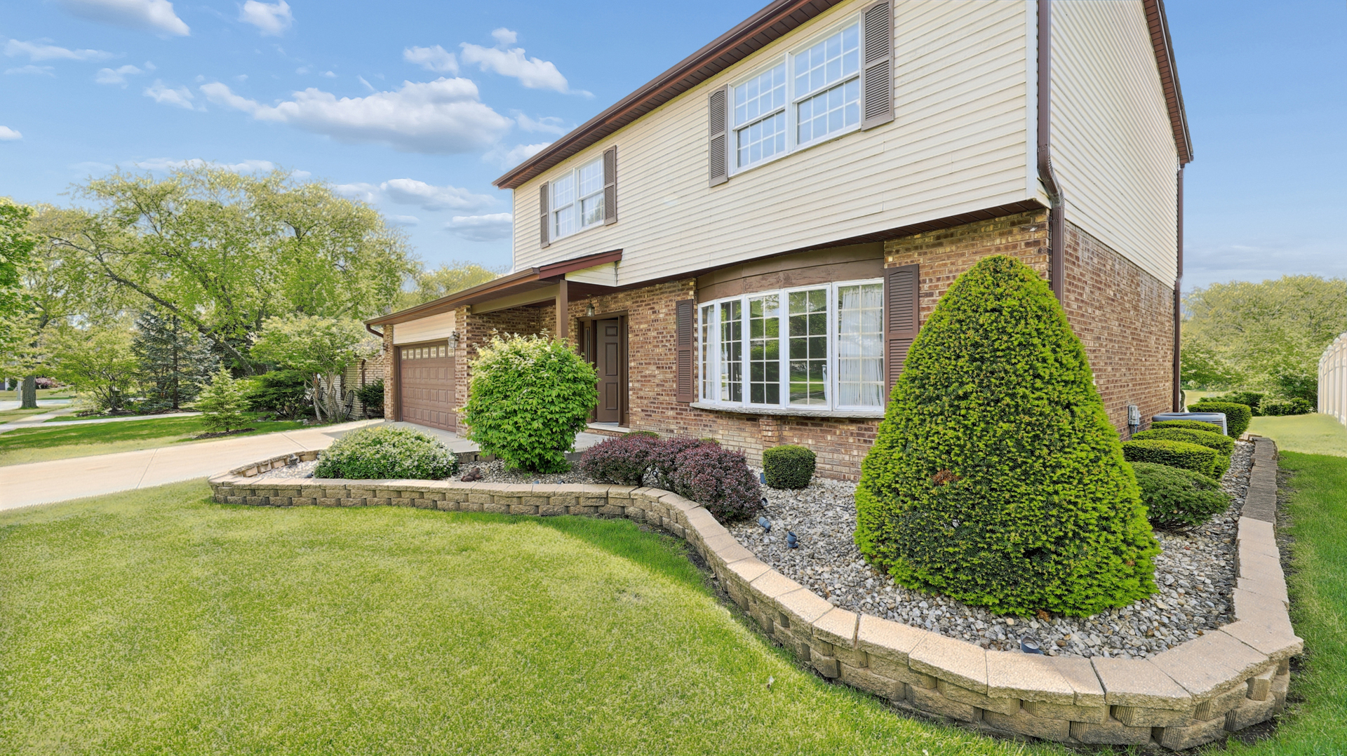 909 Surrey Road Addison, IL 60101 - Photo 1 of 27