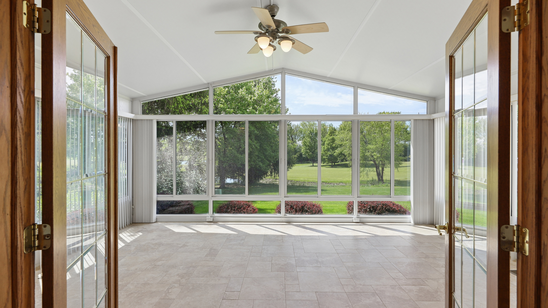 909 Surrey Road Addison, IL 60101 - Photo 6 of 27
