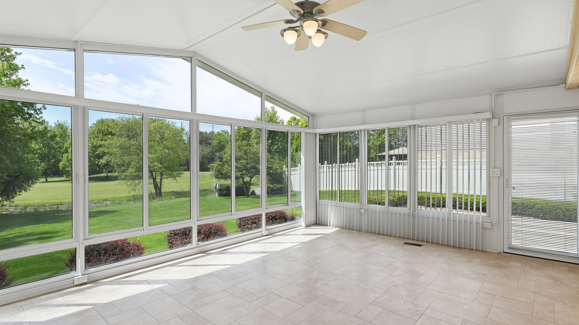909 Surrey Road Addison, IL 60101 - Photo 7 of 27
