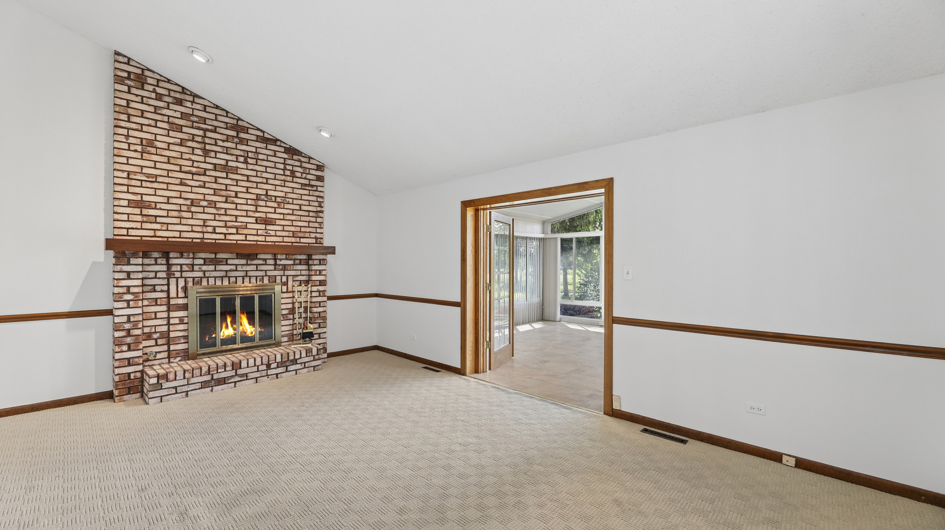 909 Surrey Road Addison, IL 60101 - Photo 8 of 27