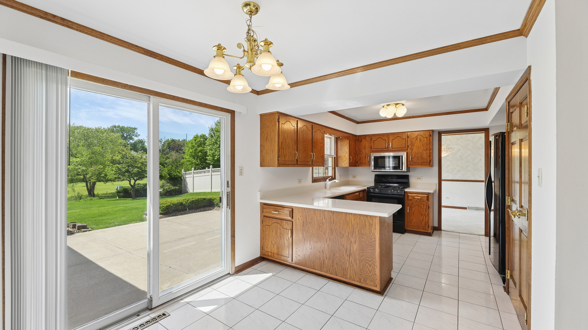 909 Surrey Road Addison, IL 60101 - Photo 10 of 27