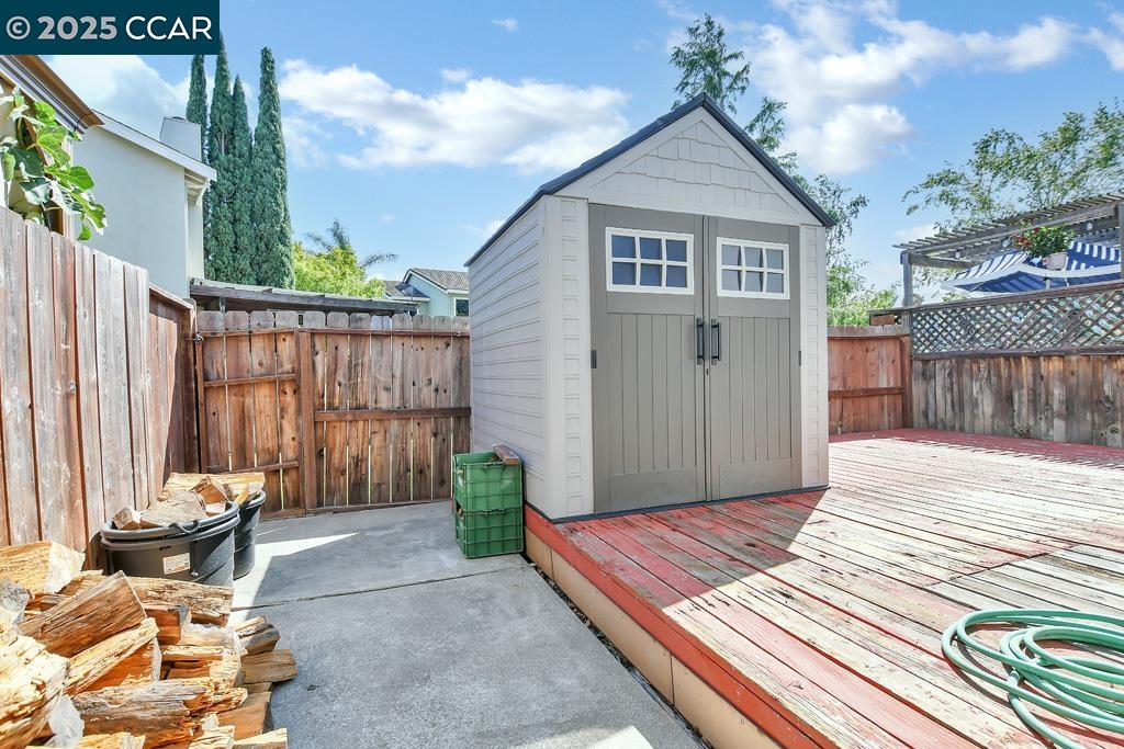 65 Edgewater Place Pittsburg, CA 94565 - Photo 30 of 31 a balcony with a rug
