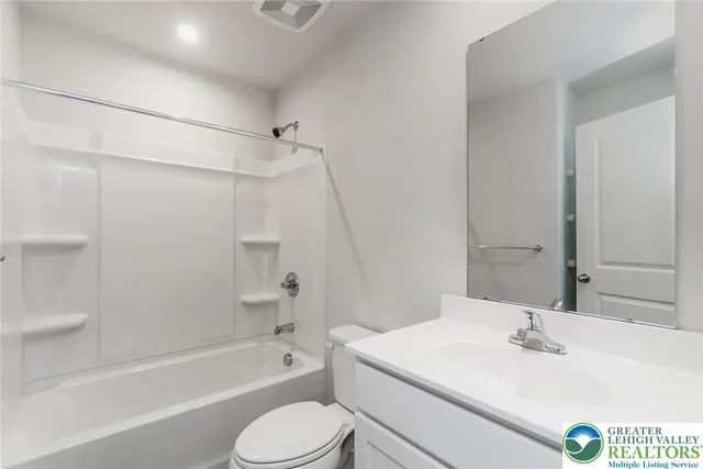 $319,900 | 2142 Cross Country Road, Northampton, PA 18067