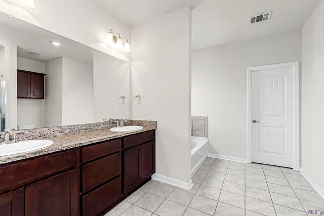 $1,950 | 7636 West Pelican Lks Avenue, Baton Rouge, LA 70820