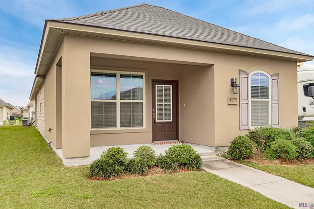 $1,950 | 7636 West Pelican Lks Avenue, Baton Rouge, LA 70820