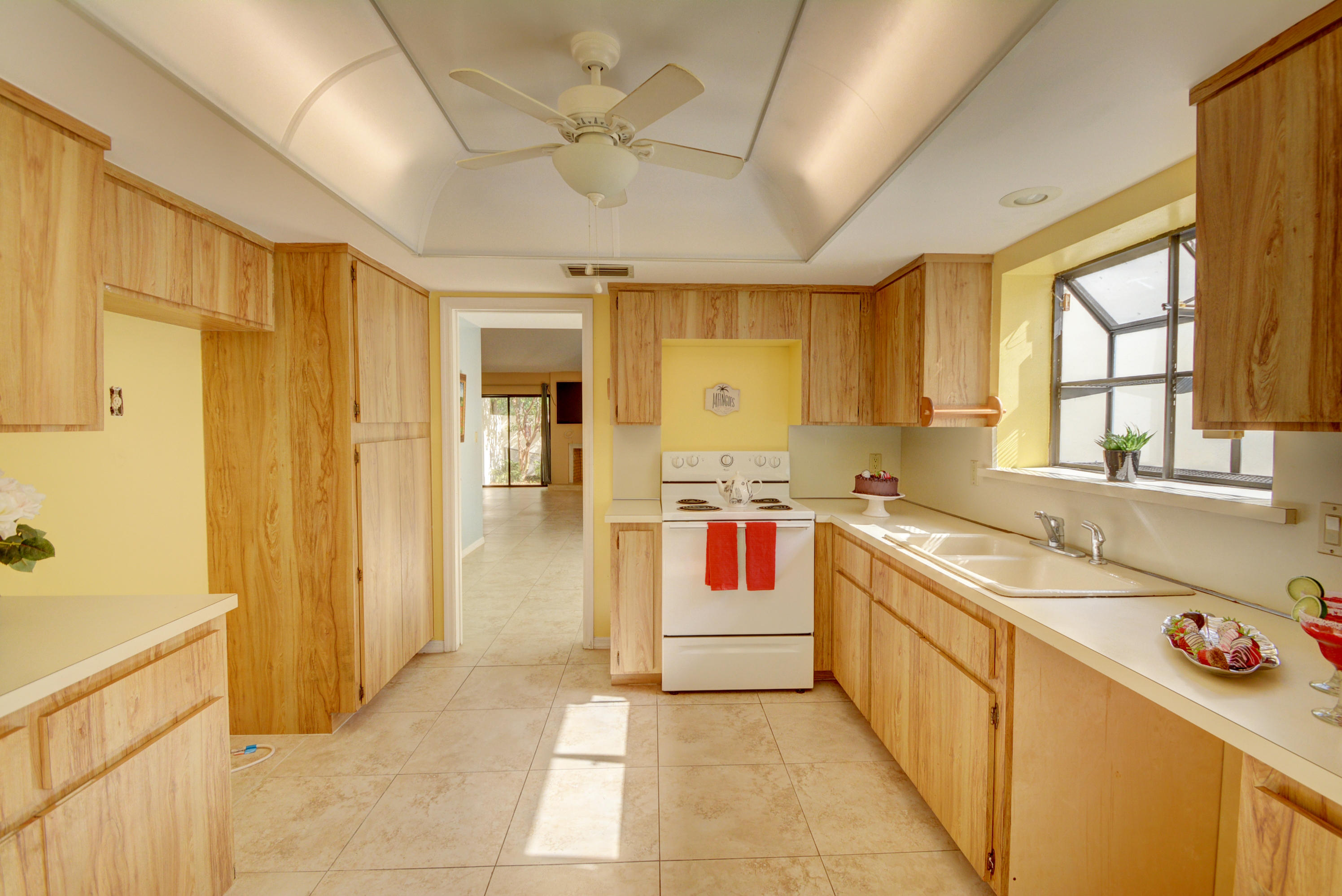 6730 Lago Vista Terrace Boca Raton, FL 33433 - Photo 25 of 41 Large Kitchen