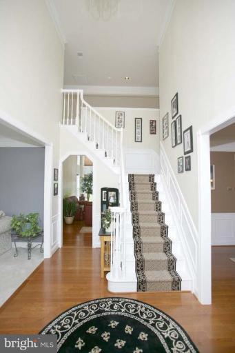 2-Story Foyer with Crown molding, Palladian Window