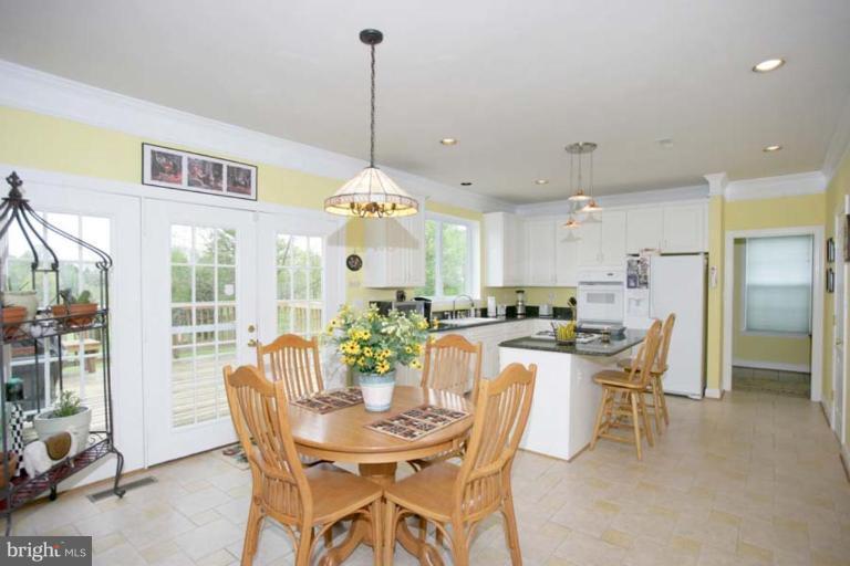 Granite Kitchen with 42" Cabinets