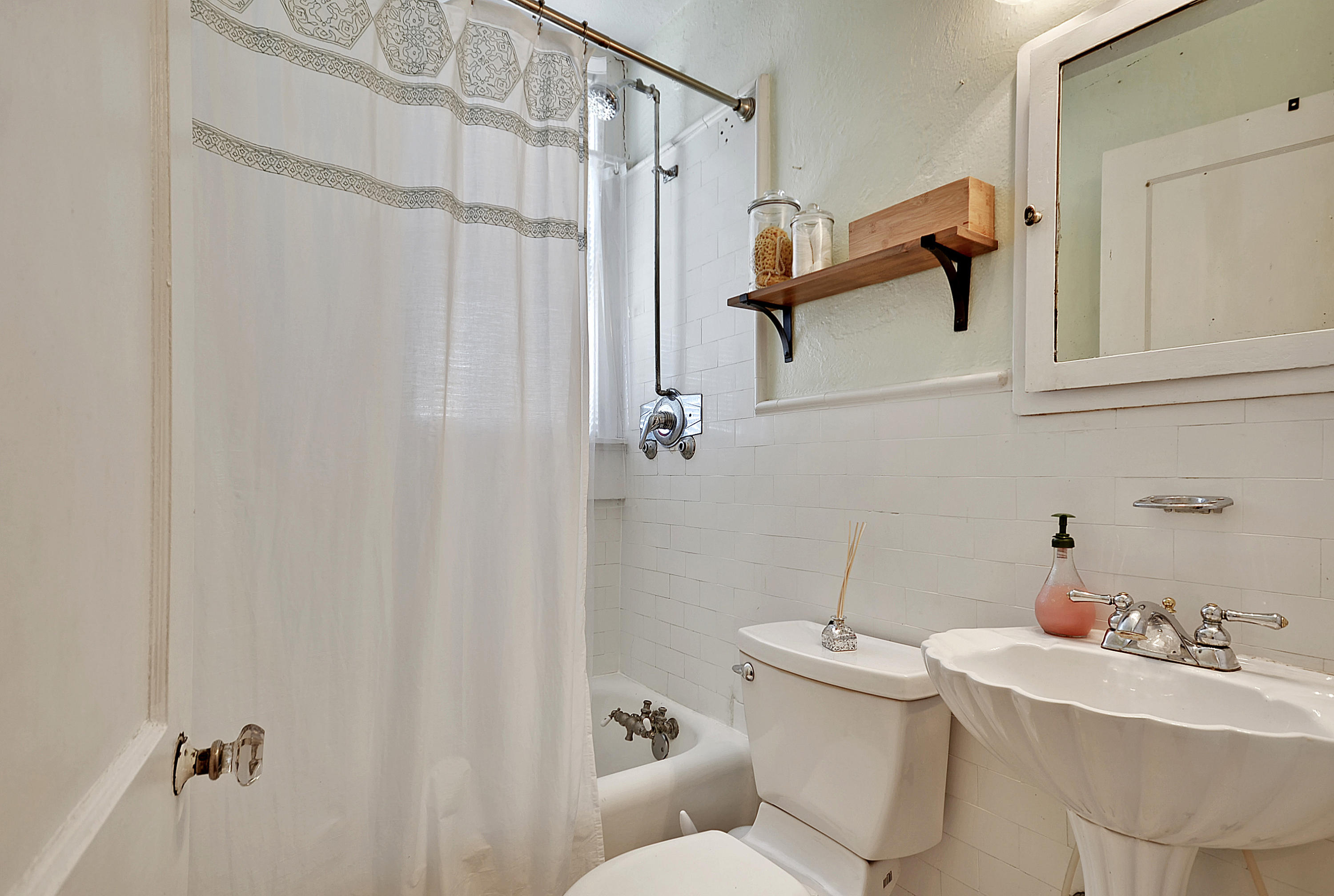 63 Rutledge Avenue, Unit 20 Charleston, SC 29401 - Photo 11 of 15 Bathroom