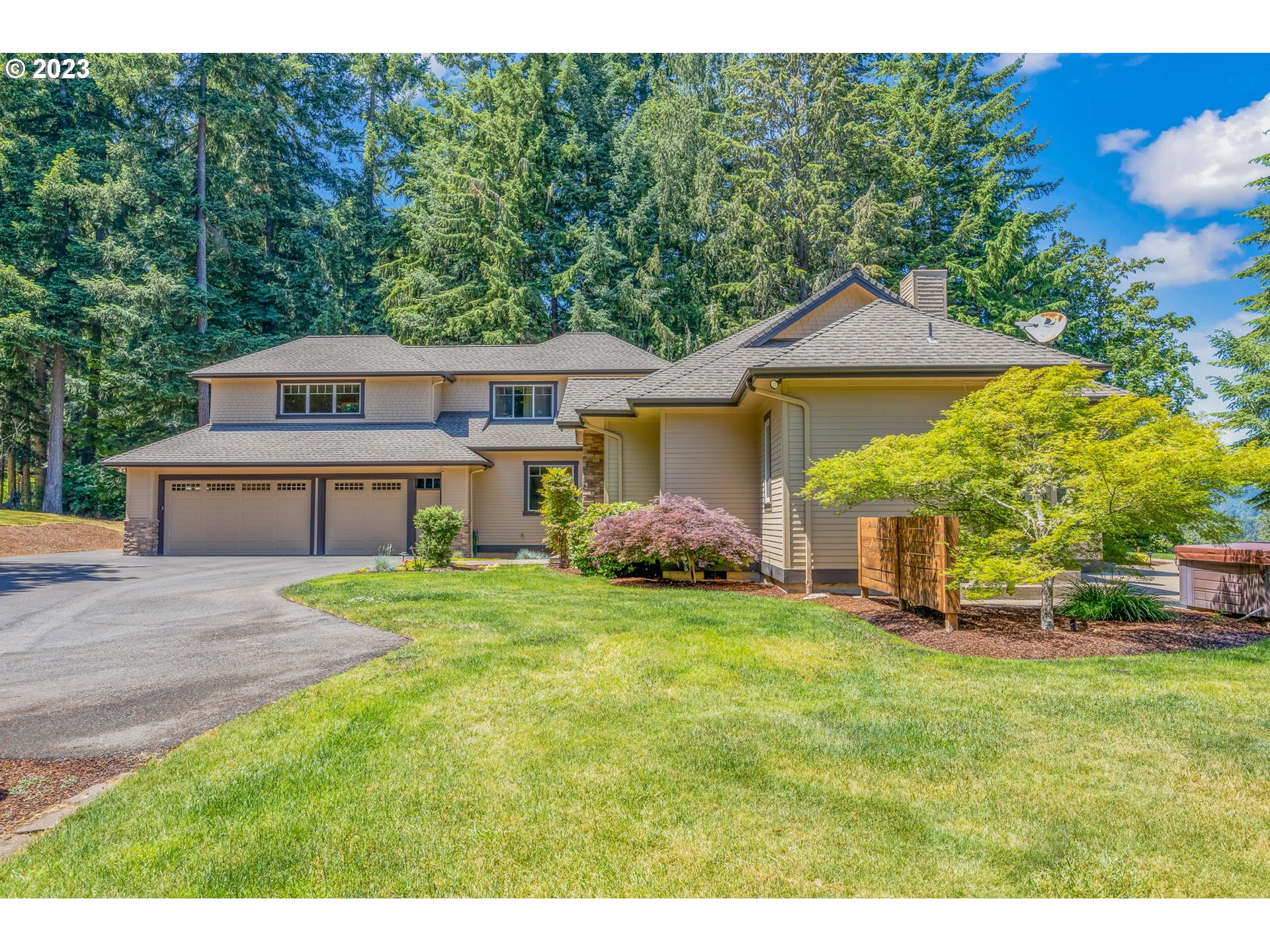 40091 Deerhorn Road Springfield, OR 97478 - Photo 2 of 46 a front view of a house with a yard