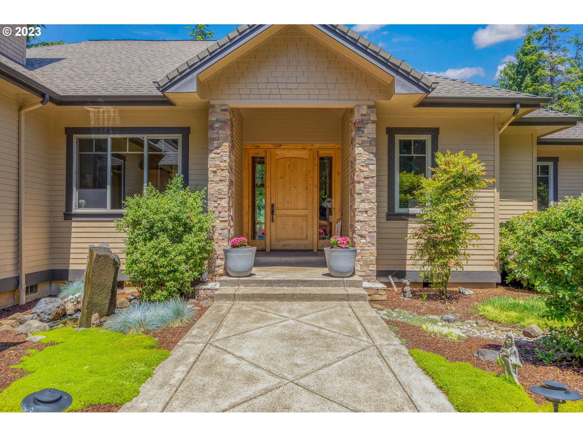 40091 Deerhorn Road Springfield, OR 97478 - Photo 3 of 46 a front view of a house with a yard