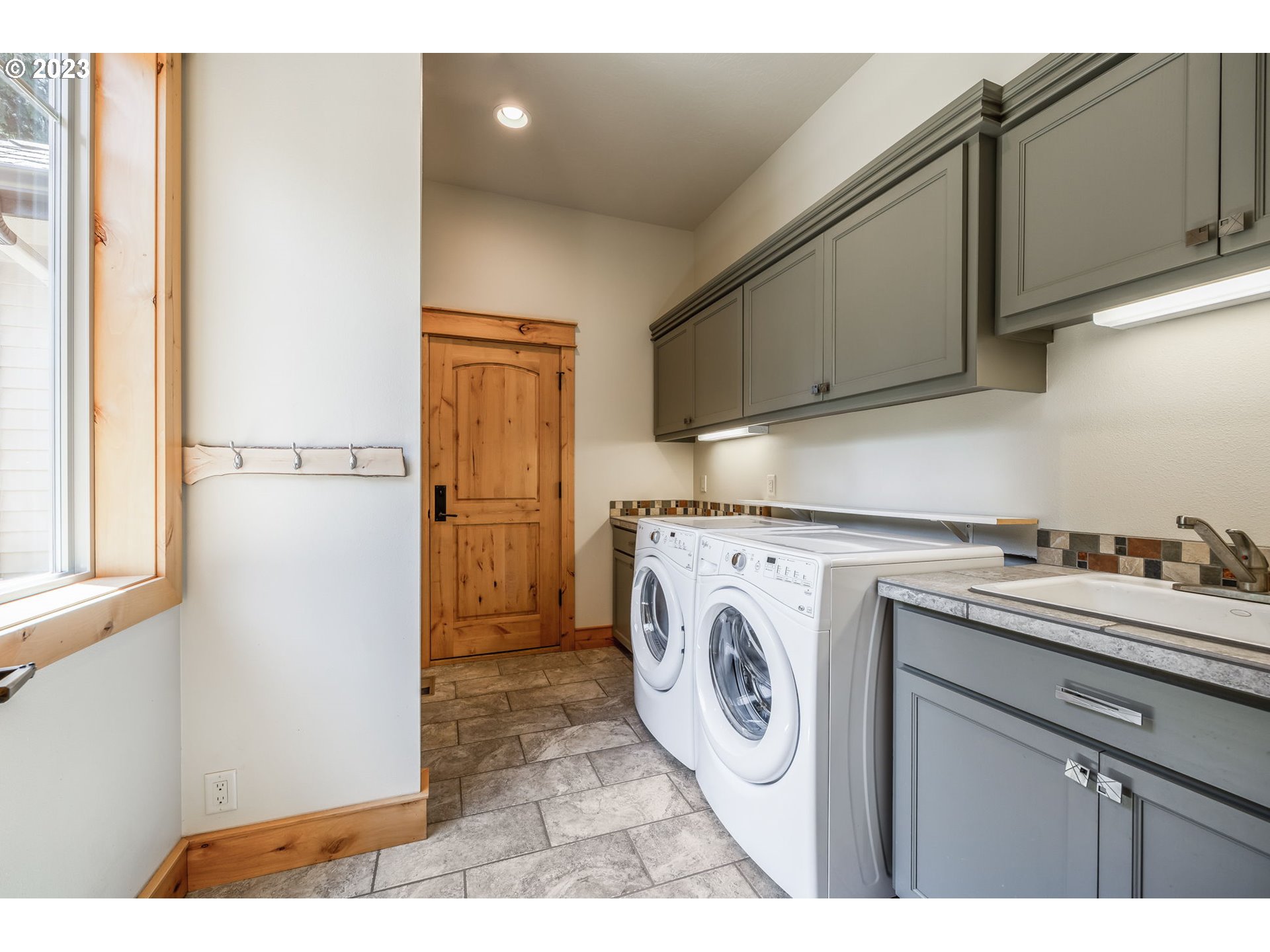 40091 Deerhorn Road Springfield, OR 97478 - Photo 31 of 46 a utility room with dryer and washer