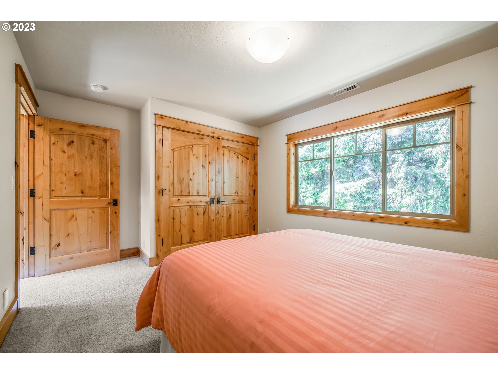 40091 Deerhorn Road Springfield, OR 97478 - Photo 37 of 46 a bedroom with a large bed and a window