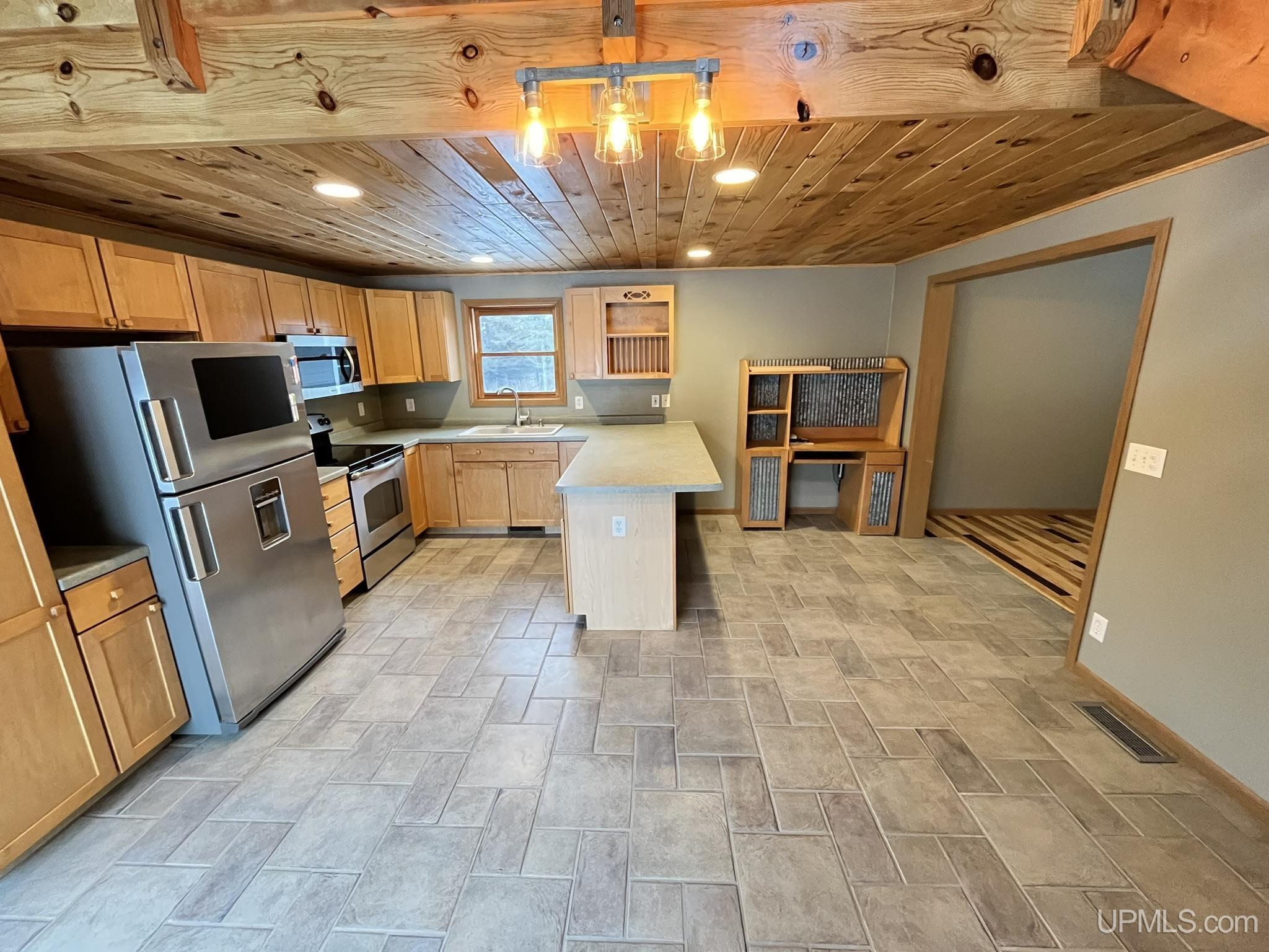2724 Jackson Road Gulliver, MI 49840 - Photo 6 of 47