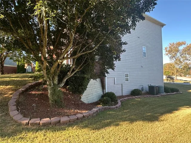 a view of a yard in front of house