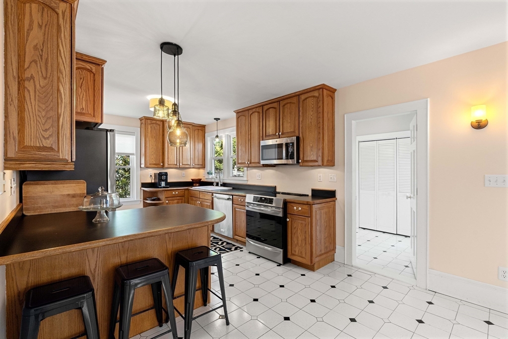 138 Lothrop Street Beverly, MA 01915 - Photo 12 of 42