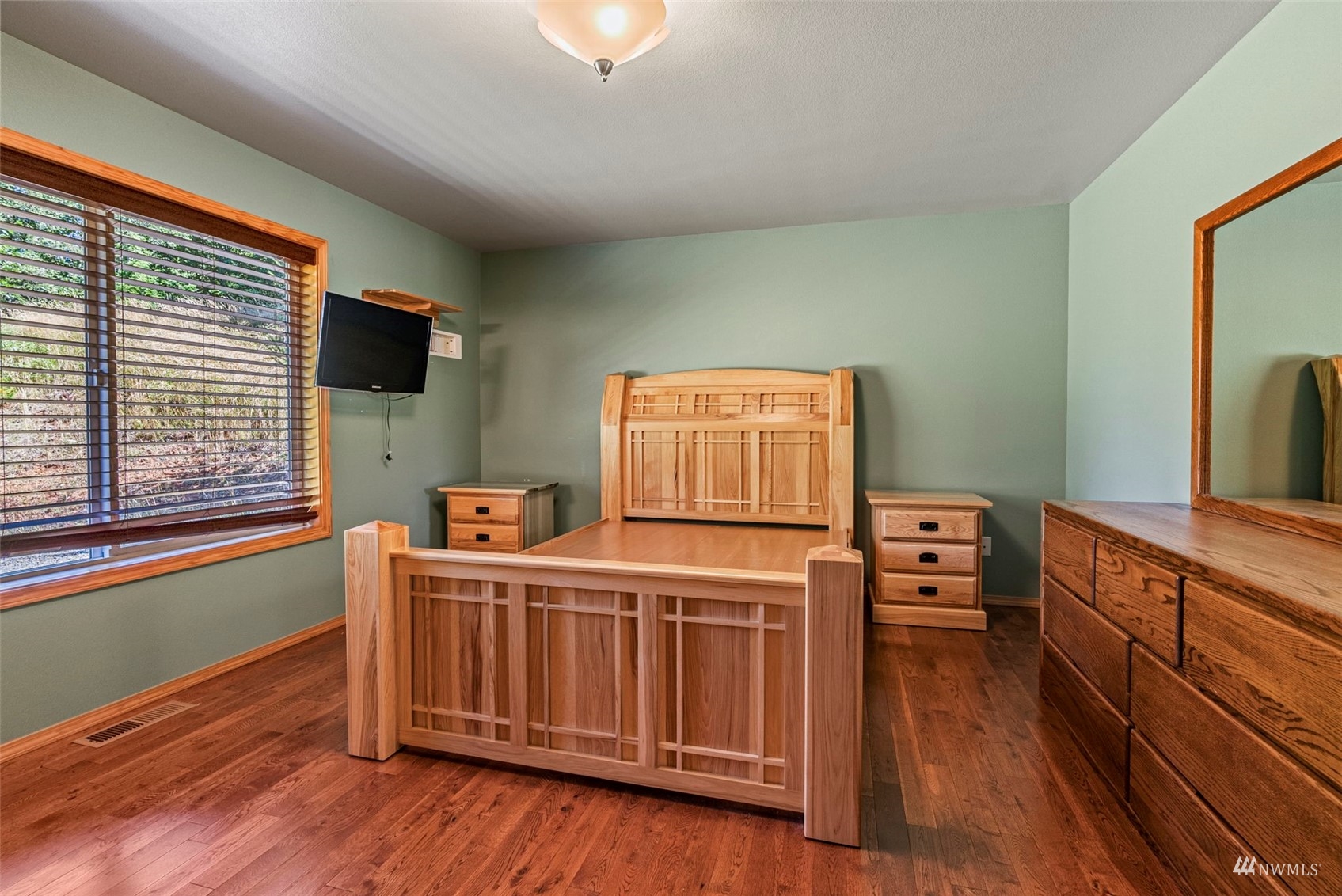 241 Puma Road Longview, WA 98632 - Photo 12 of 24 a room with furniture and flat screen tv