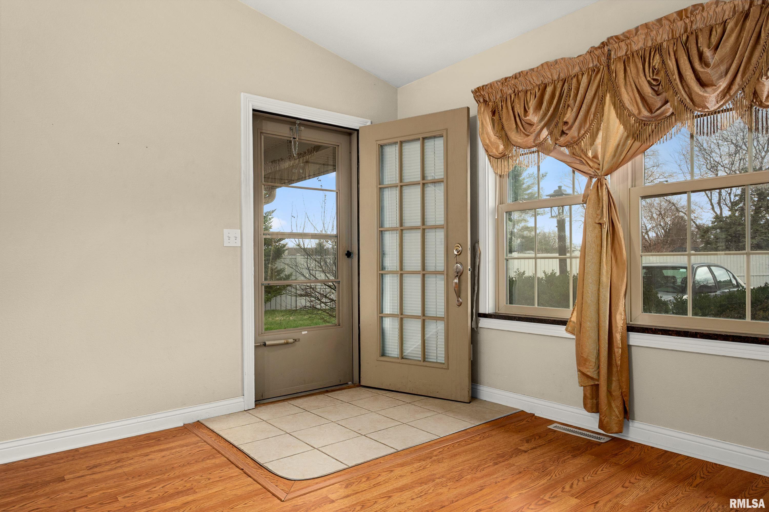 642 North Third Avenue, Unit 7 Morton, IL 61550 - Photo 3 of 30