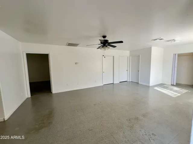 a view of empty room with a ceiling fan