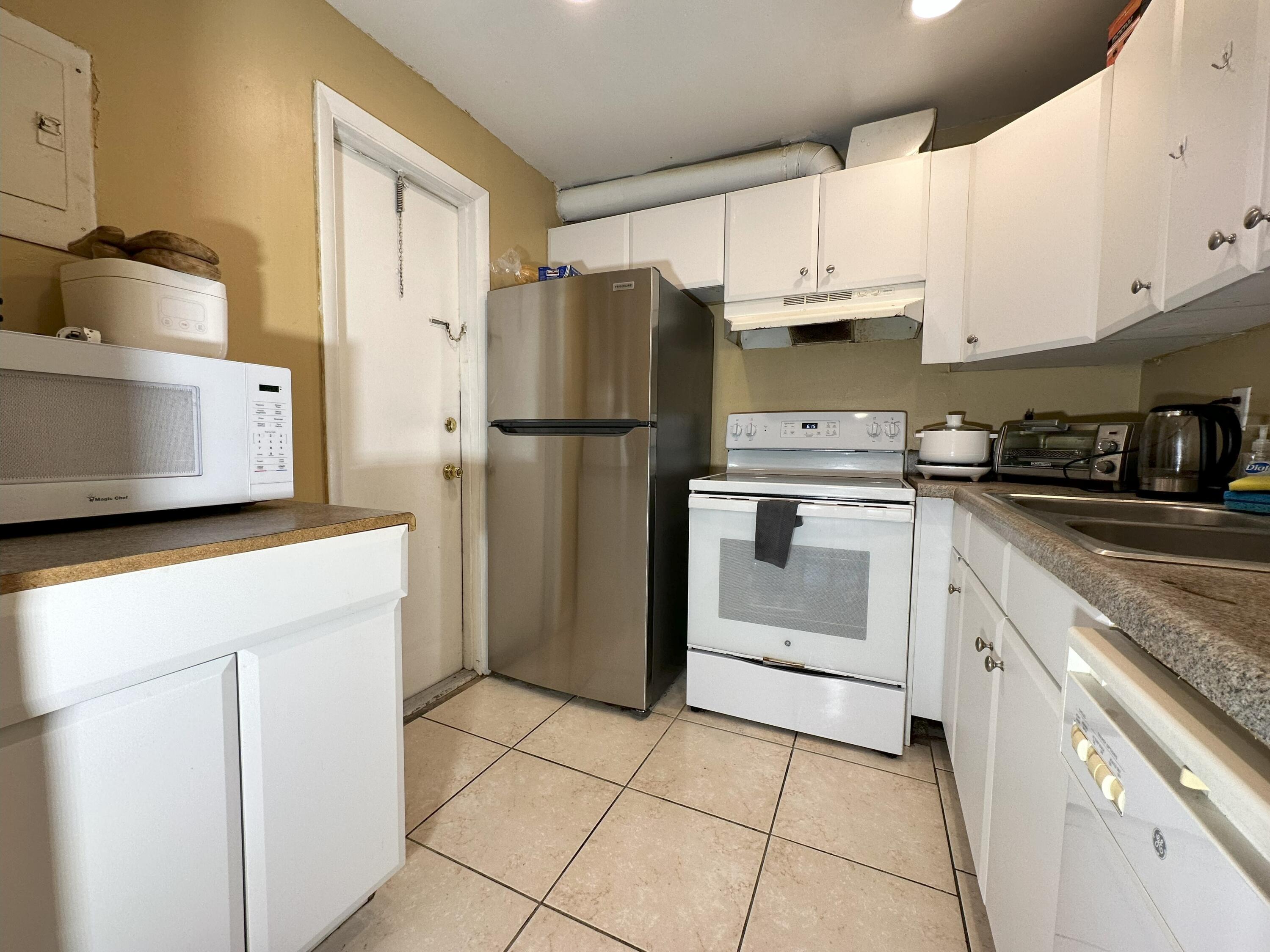 636 Northwest 13th Street, Unit 280 Boca Raton, FL 33486 - Photo 2 of 16 Kitchen 1