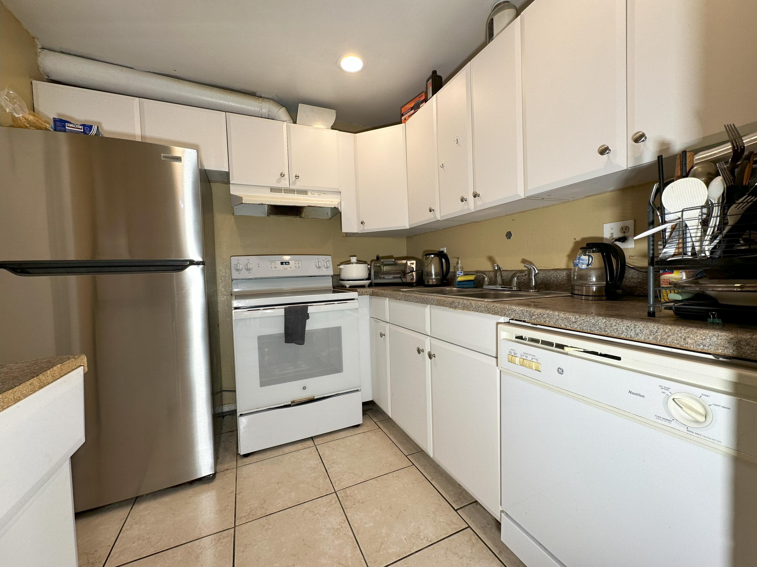636 Northwest 13th Street, Unit 280 Boca Raton, FL 33486 - Photo 3 of 16 Kitchen 2