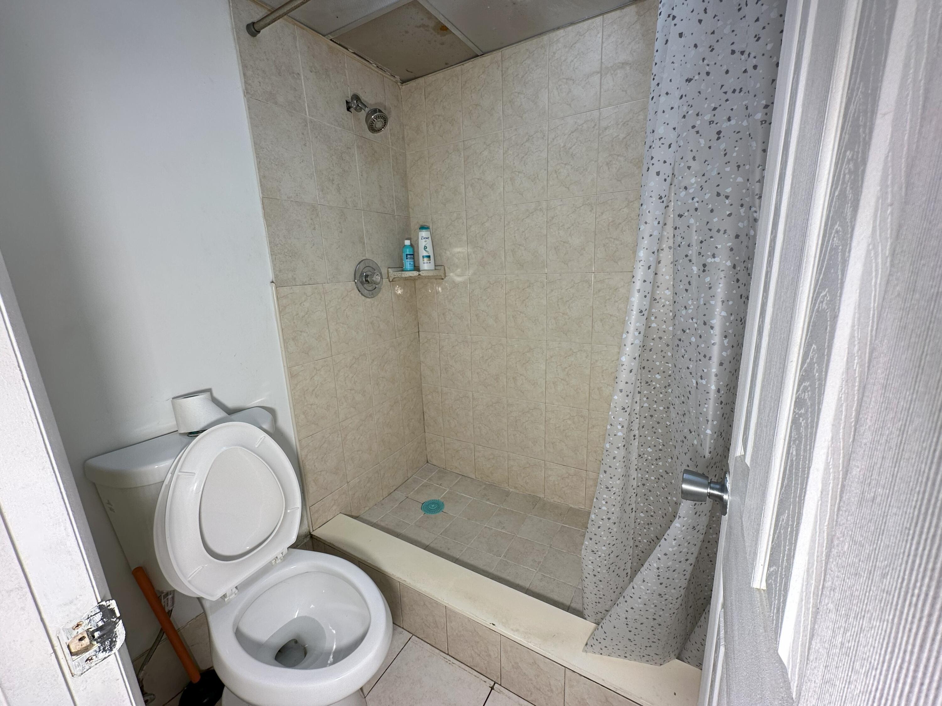636 Northwest 13th Street, Unit 280 Boca Raton, FL 33486 - Photo 6 of 16 Master Bathroom