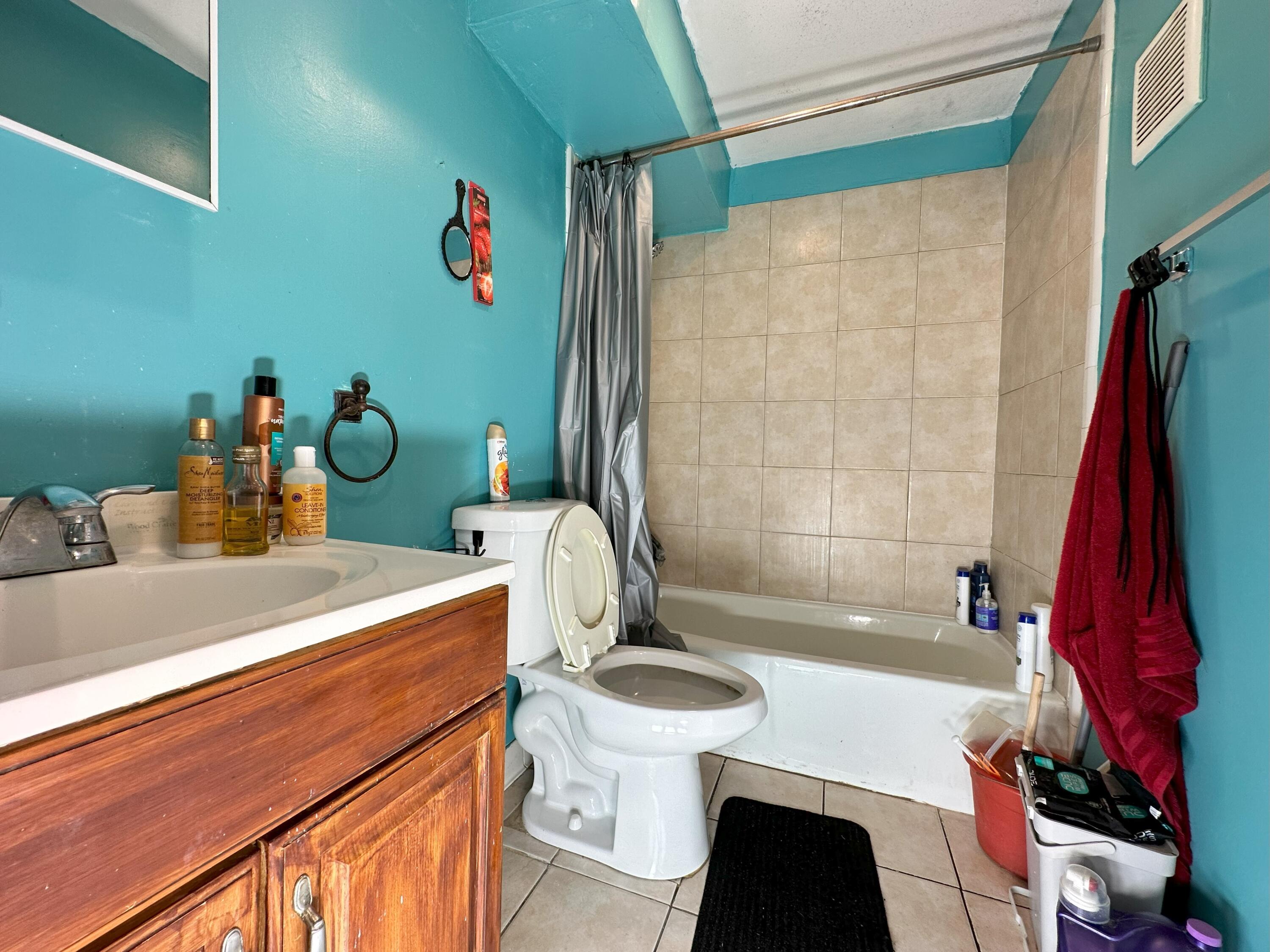 636 Northwest 13th Street, Unit 280 Boca Raton, FL 33486 - Photo 10 of 16 Guest Bathroom