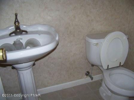 251 Maplewood Road Wind Gap, PA 18091 - Photo 4 of 5 Bath