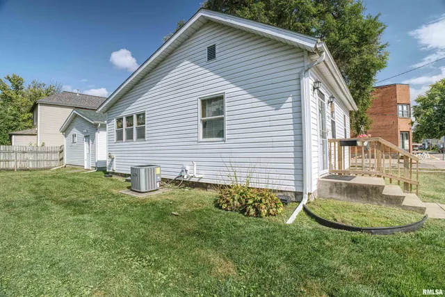 $82,500 | 500 4th Avenue North, Clinton, IA 52732