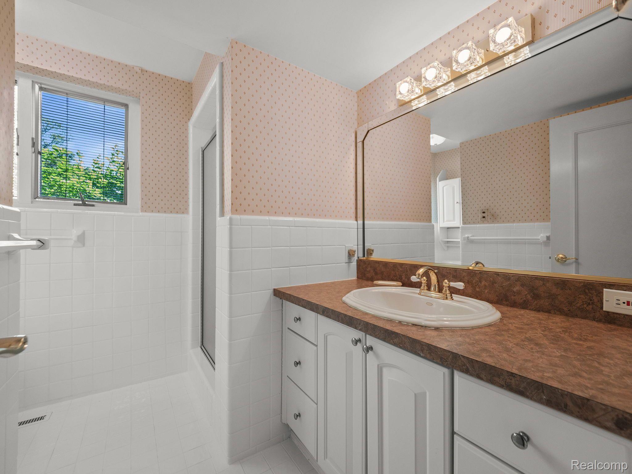 5760 Crabtree Road Bloomfield Hills, MI 48301 - Photo 20 of 45 Full Bath 3