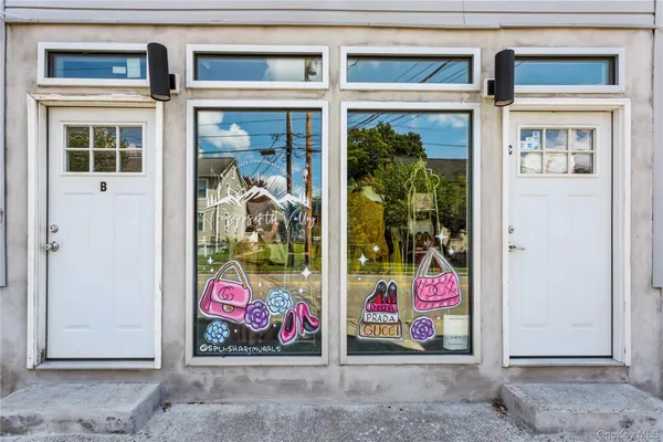 a street sign of the entrance of the house