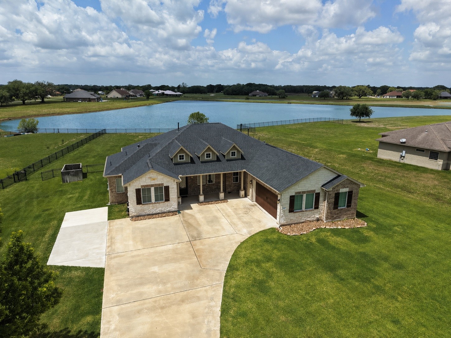 803 Lily Lane Rosharon, TX 77583 - Photo 8 of 36 Welcome home to 803 Lily Ln.. Do you see yourself living here?