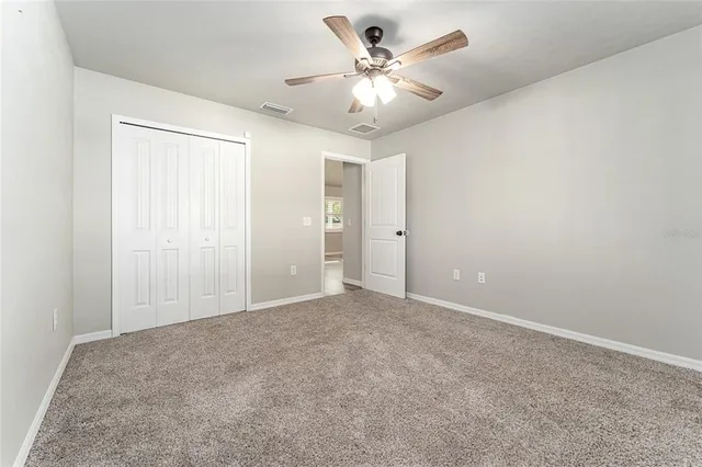 a view of empty room with a ceiling fan