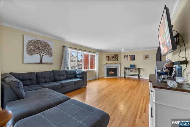 $679,900 | 32 Hayward Place, Wallington, NJ 07057