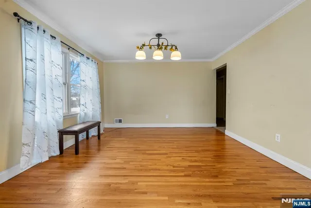 $679,900 | 32 Hayward Place, Wallington, NJ 07057