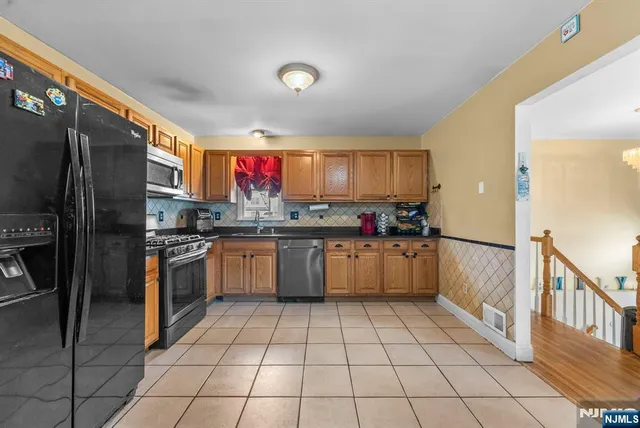 $679,900 | 32 Hayward Place, Wallington, NJ 07057