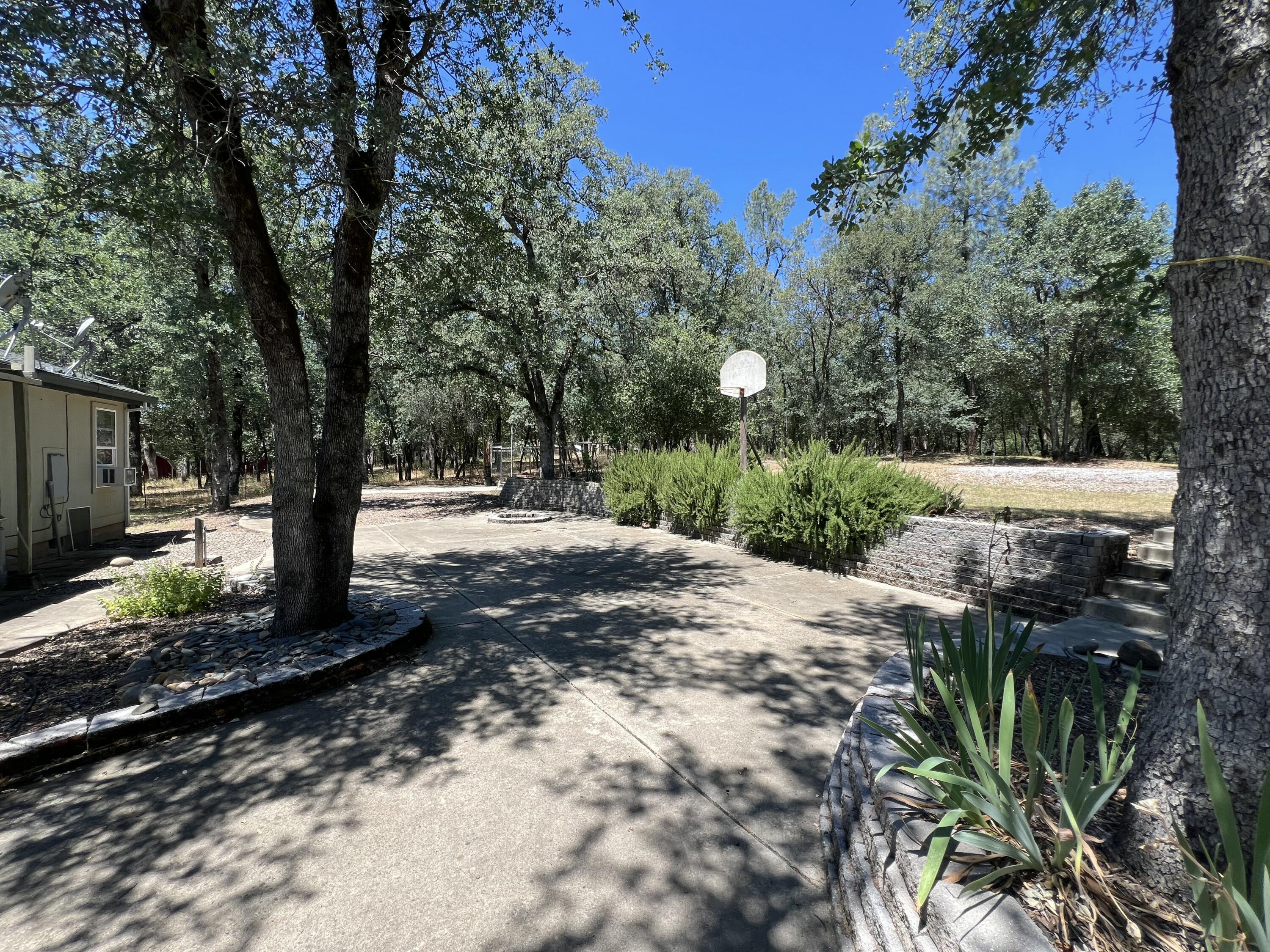 21566 Old Alturas Road Redding, CA 96003 - Photo 2 of 6 Patio