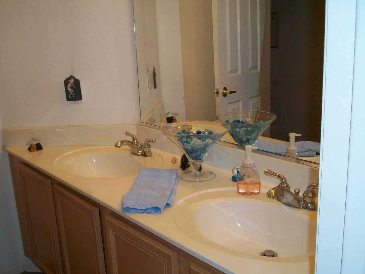970 South Rutherford Court Gilbert, AZ 85296 - Photo 3 of 18 2nd bathroom
