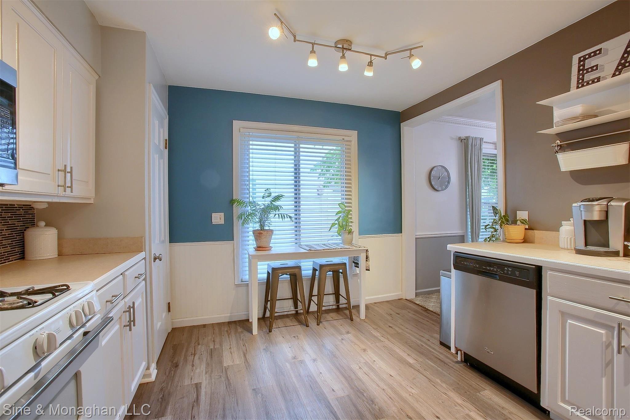 2110 Hampton Road Grosse Pointe, MI 48236 - Photo 9 of 31 11-Breakfast-Nook.jpg