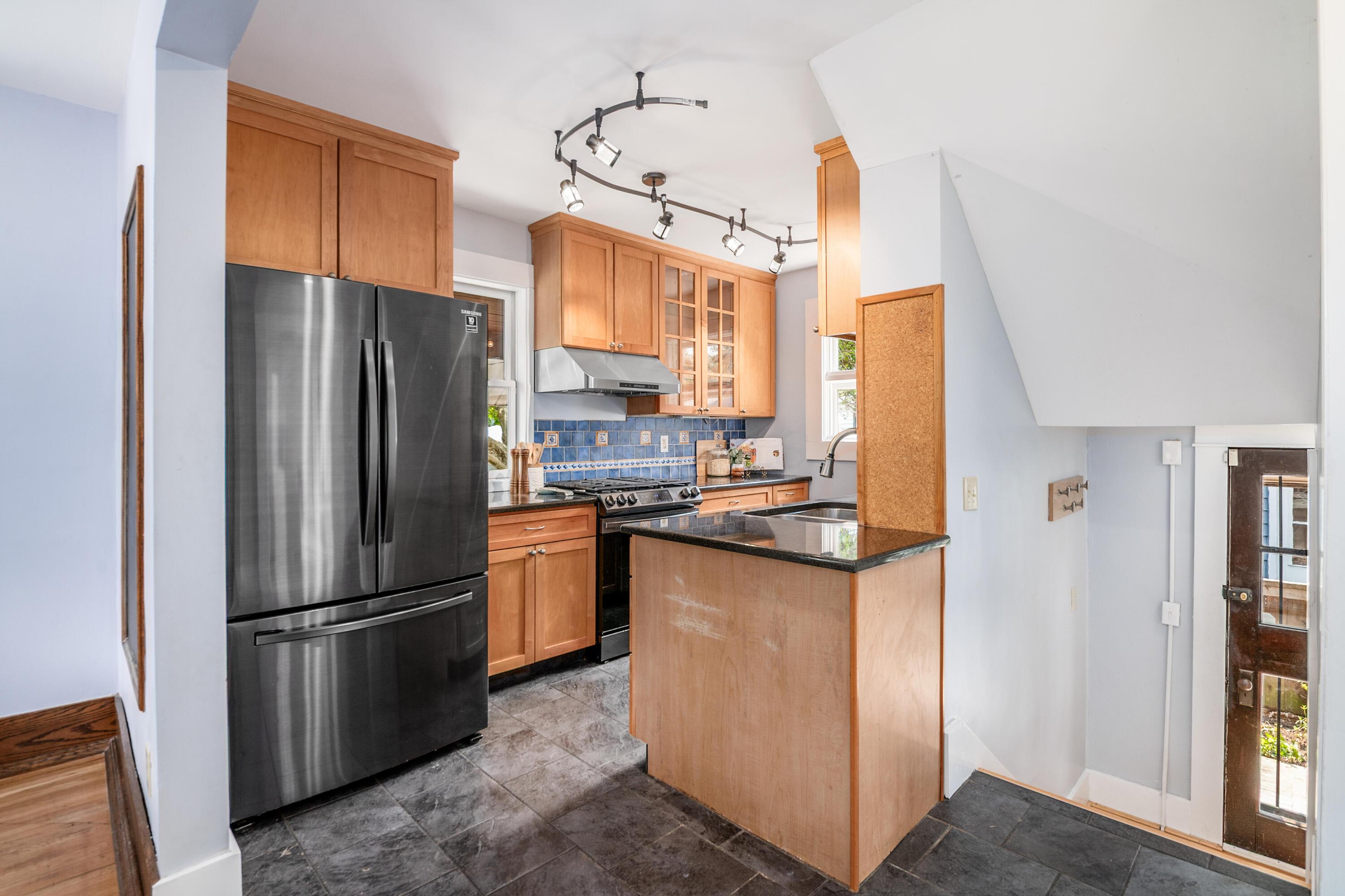 111 Erie Road Columbus, OH 43214 - Photo 19 of 43 111 Erie kitchen 2