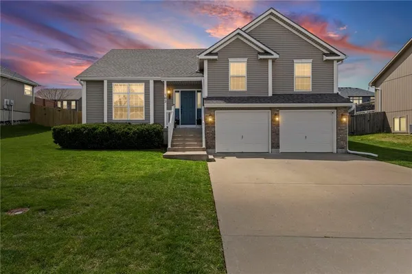 $329,900 | 702 Northwest Eagle Drive, Grain Valley, MO 64029