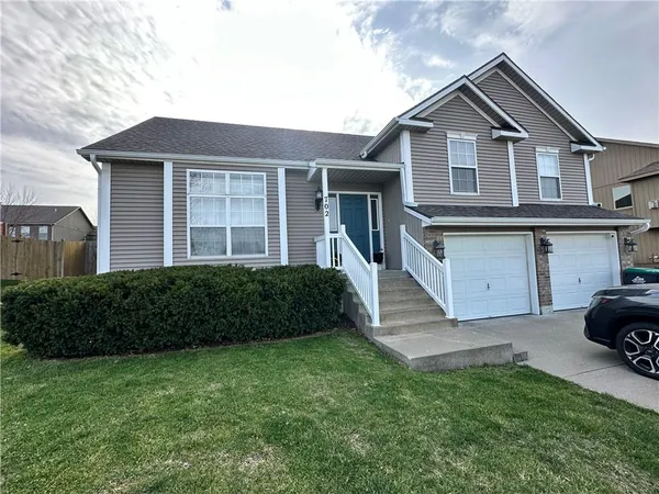$329,900 | 702 Northwest Eagle Drive, Grain Valley, MO 64029